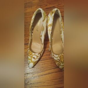 Shoe dazzle yellow and white heels